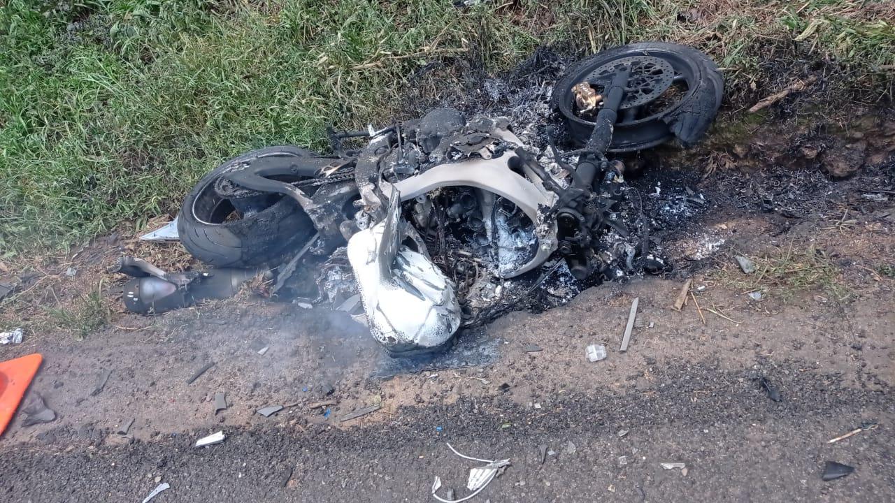 Homem morre em colisão envolvendo motocicleta e carreta na BR 282