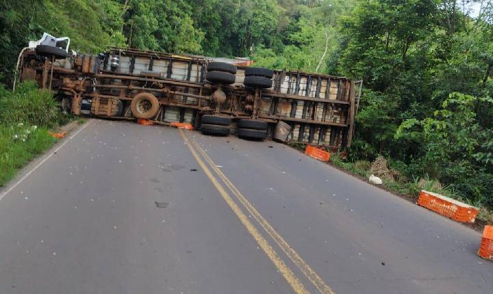 Acidente com caminhão interdita totalmente a SC -155, em Xavantina (vídeo)