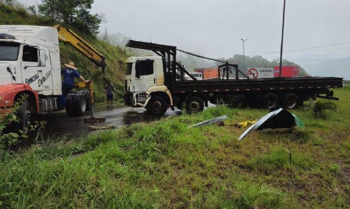 Acidente deixa trânsito parado no trevo de acesso a Seara pela SC-155