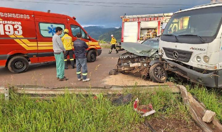 Acidente entre carro e caminhão deixa uma pessoa ferida em Seara