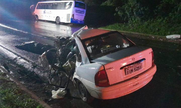 Acidente entre ônibus e veículo deixa uma vítima fatal na BR-282