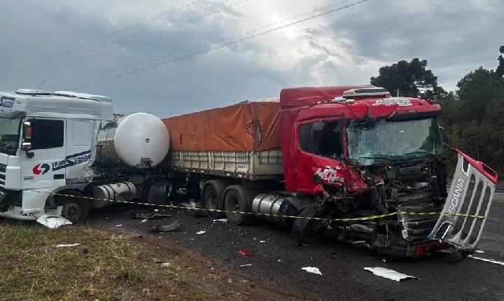 Acidente entre três caminhões deixa uma pessoa ferida no Oeste