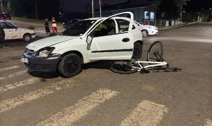 Adolescente é socorrido após acidente entre carro e bicicleta em Ponte Serrada