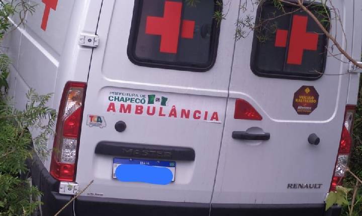 Ambulância da Secretaria de Saúde de Chapecó se envolve em grave acidente na BR-282