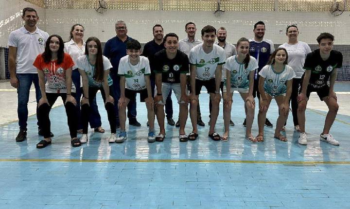 Atletas do futsal de Xavantina recebem novos uniformes