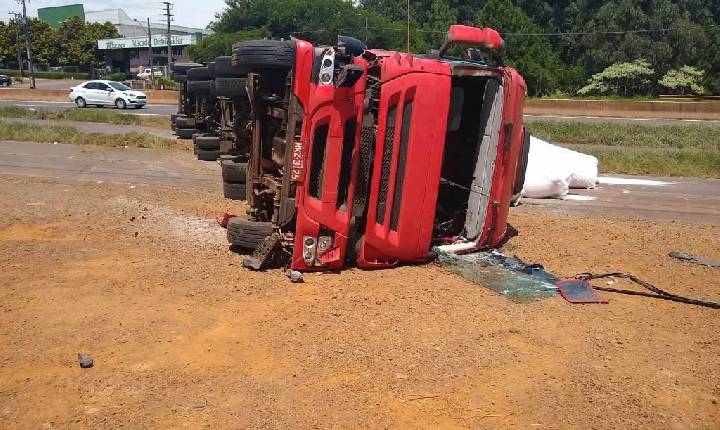 Bitrem tomba no acesso a Chapecó e espalha carga na pista