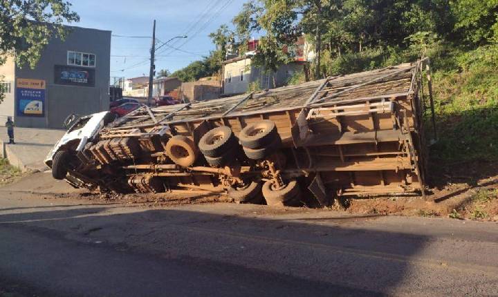 Caminhão carregado com frangos tomba no acesso a Seara