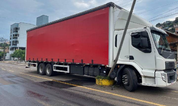 Caminhão colide em poste do canteiro central na Avenida Paludo em Seara