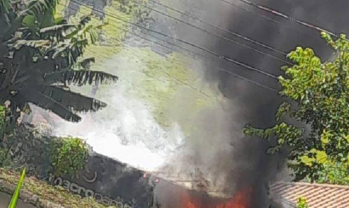 Caminhão é destruído por incêndio no município de Itá