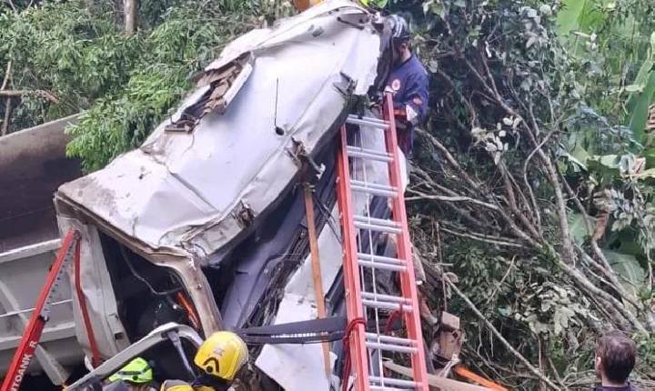 Caminhão fica destruído em acidente no acesso a Paial