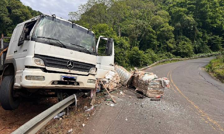 Caminhão fica sem freios e tomba fora da pista em Seara