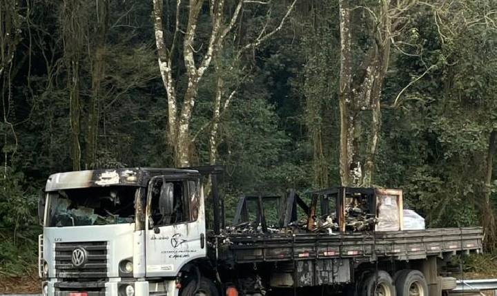 Caminhão pega fogo em Chapecó