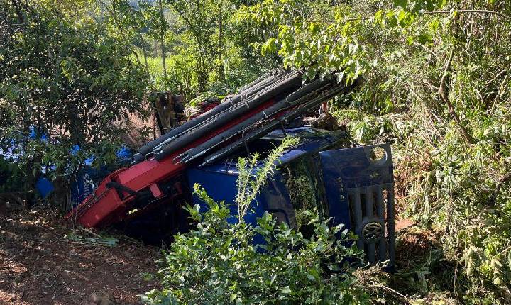 Caminhão tomba nas proximidades da ponte do Contorno Viário em Seara