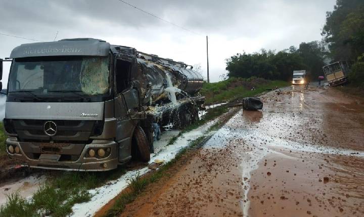 Caminhões colidem na SC-155 entre Seara e Xavantina