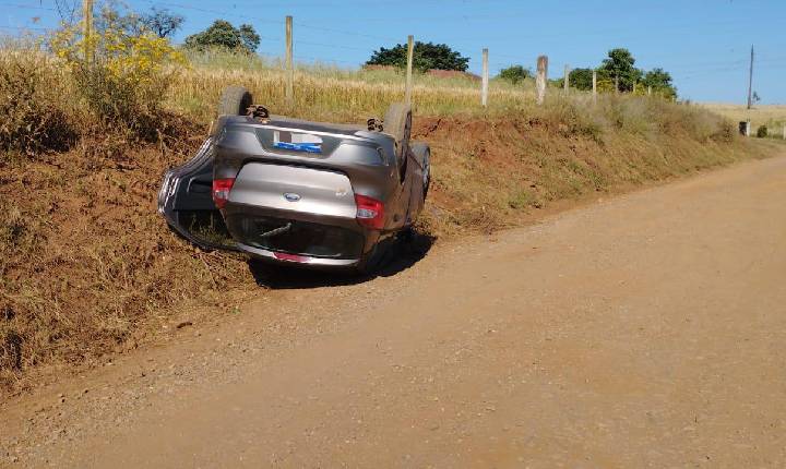 Capotamento de veículo deixa mulher ferida em Piratuba