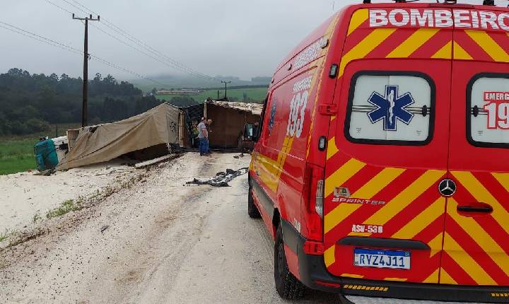 Carreta tomba na pista e bloqueia trânsito em Bom Jesus