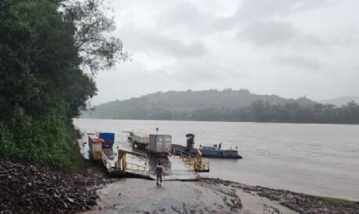 Carro cai no Rio Uruguai após acidente em balsa no Oeste de SC