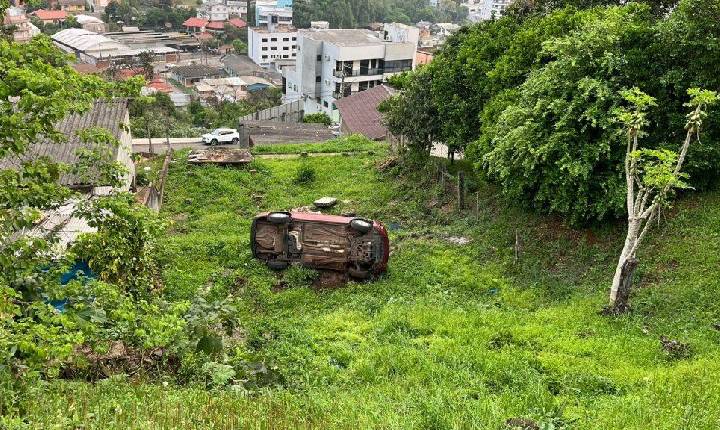 Carro se movimenta sozinho e cai em barranco em Seara