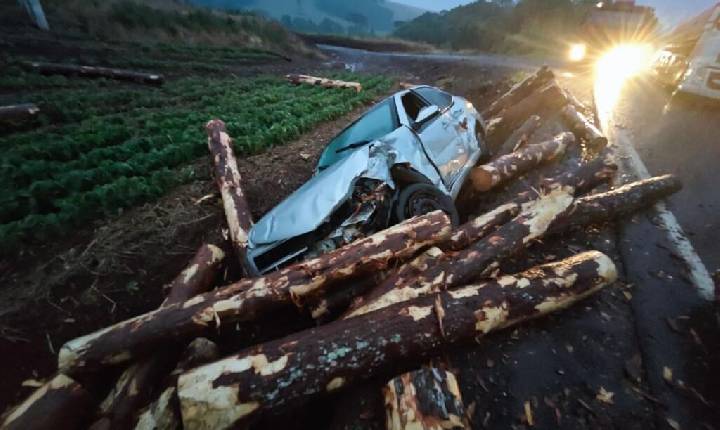 Cena de filme de terror: Grave acidente com carga de toras deixa feridos no Oeste de Santa Catarina