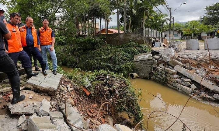 Chuvas causam morte e já fazem 13 cidades decretarem situação de emergência em SC