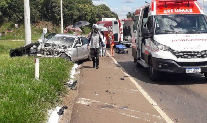 Cinco pessoas feridas em colisão entre carro e carreta no trevo de acesso à Rancho Grande