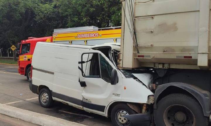 Colisão deixa motorista preso às ferragens em Maravilha