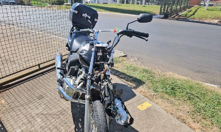 Colisão entre carreta e moto deixa jovem gravemente ferido e causa transtorno no trânsito em Chapecó