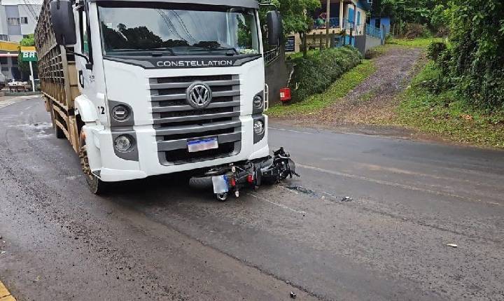 Colisão entre moto e caminhão na Avenida Beira Rio, em Seara