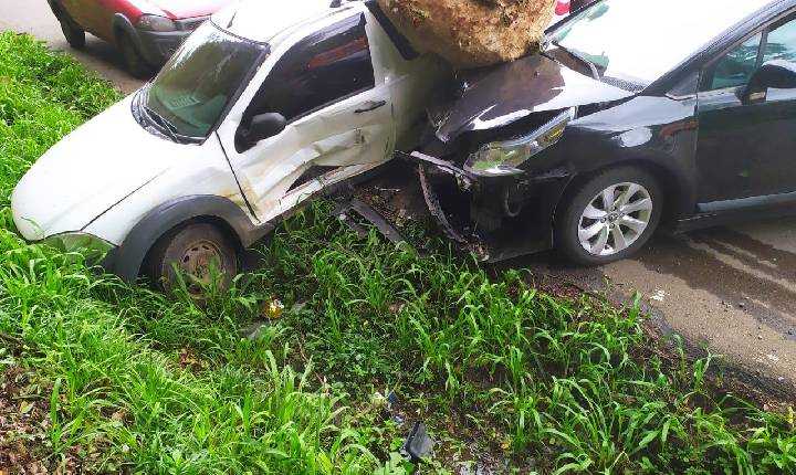 Colisão entre veículos deixa uma pessoa ferida na BR-282 em Vargem Bonita