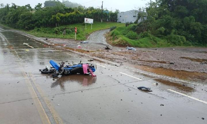 Colisão frontal entre carro e moto deixa duas vítimas fatais no Oeste de SC