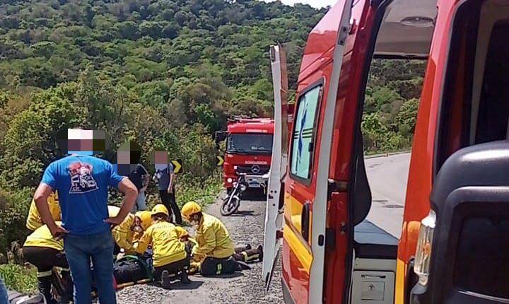 Condutor perde controle de moto e cai em ribanceira de 10 metros de altura