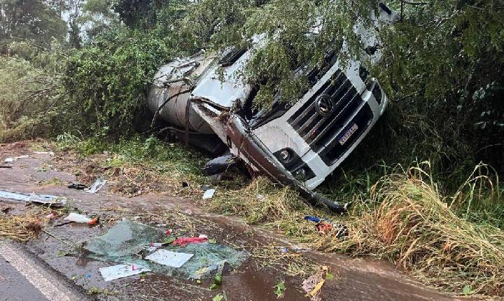 Família fica ferida após caminhão tombar na BR 282, em Chapecó