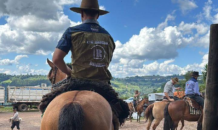 Final de semana de Rodeio Crioulo Interestadual no CTG Espora & Mango