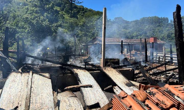 Galpão é destruído pelo fogo no interior de Seara