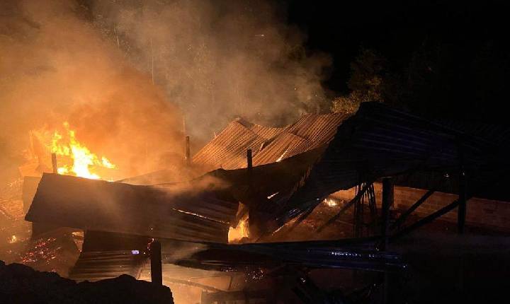 Galpão é destruído por incêndio em linha Dois Irmãos