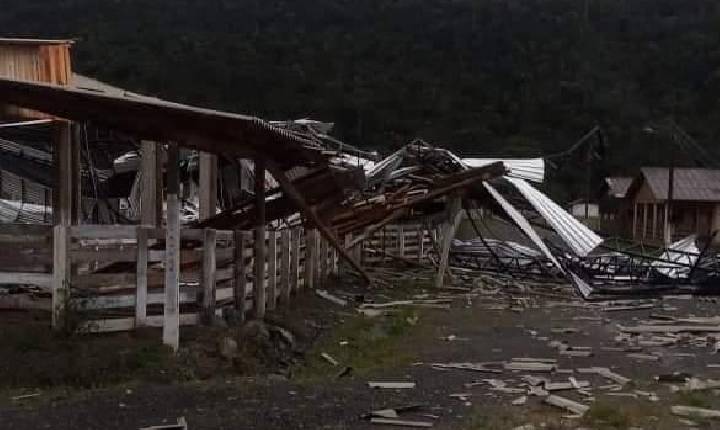 IMAGENS: Temporal em Santa Catarina causa estragos e bloqueia trânsito em rodovias