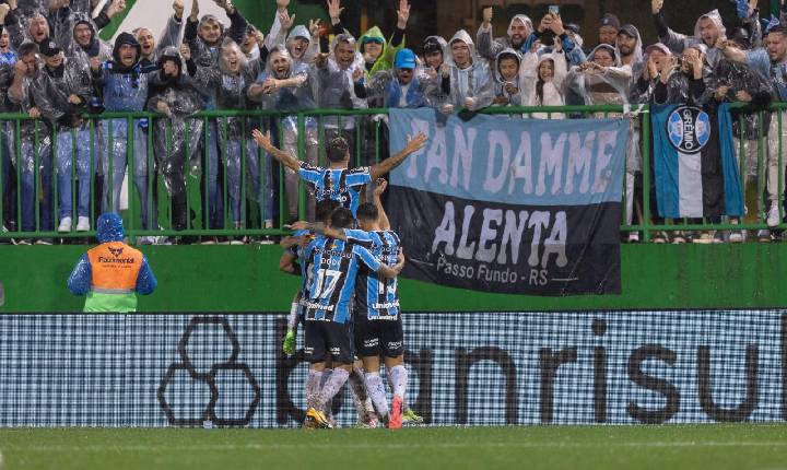 Jogando em Chapecó, Grêmio vence Vasco e deixa a zona de rebaixamento