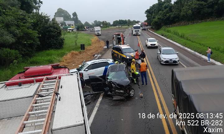 Jovem é ejetada para fora de veículo após colisão na BR-282