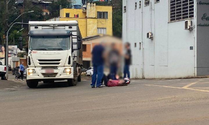 Motocicleta e carro colidem no Centro de Seara