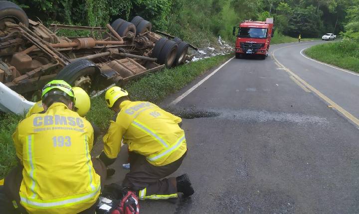 Motorista fica ferido ao sair da pista e capotar caminhão em Xanxerê