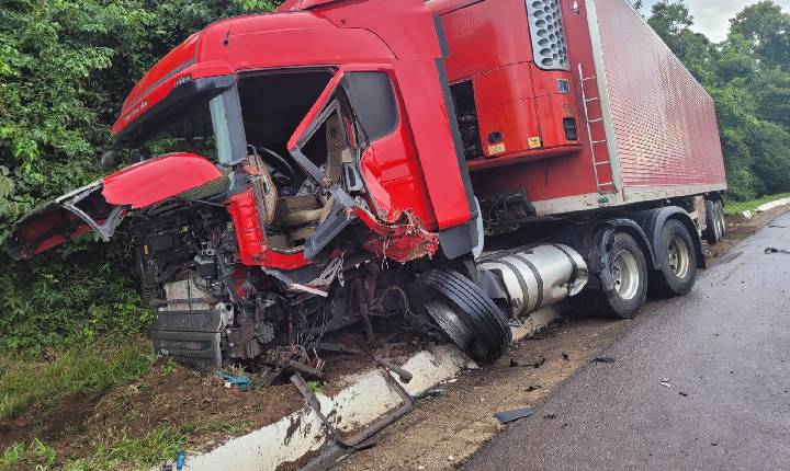 Motoristas são encaminhados ao hospital após colisão entre carro e carreta em Xaxim