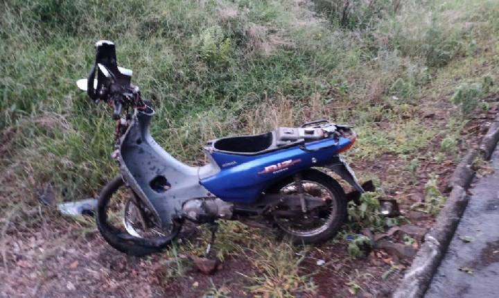 Mulher gravemente ferida em acidente entre carro e moto no Oeste