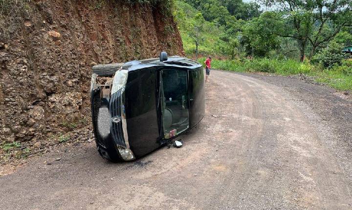 Mulher sofre ferimentos leves após tombar veículo no município de Seara