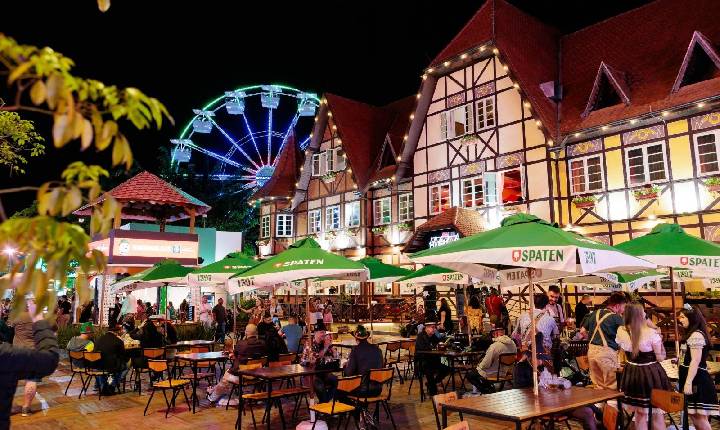 Oktoberfest é aberta oficialmente em Blumenau