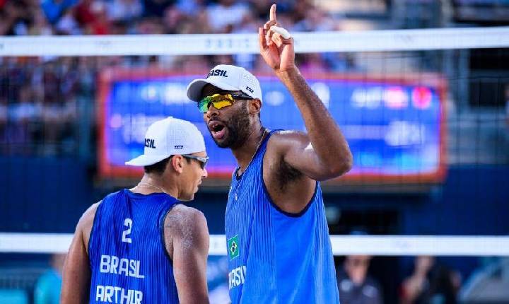 Olimpíadas: Brasileiros conhecem adversários nas oitavas do vôlei de praia masculino