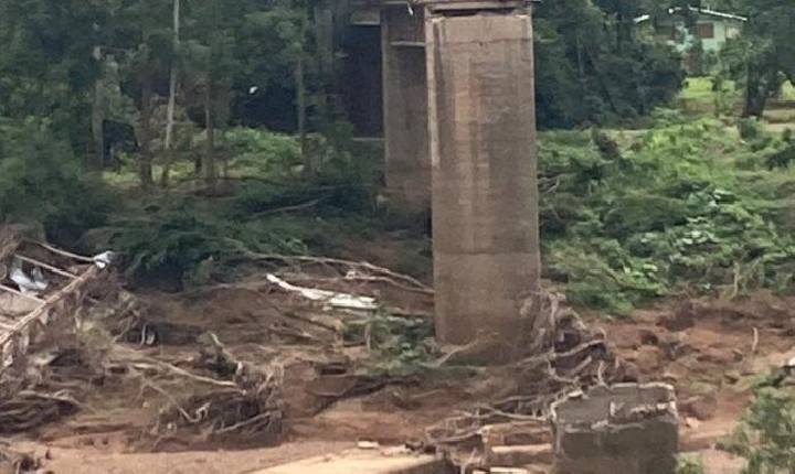 Por um triz, carreta de Concórdia não cai de ponte levada pela enxurrada no RS