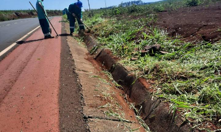 Prefeitura de Chapecó mobiliza detentos para roçada do Contorno Viário