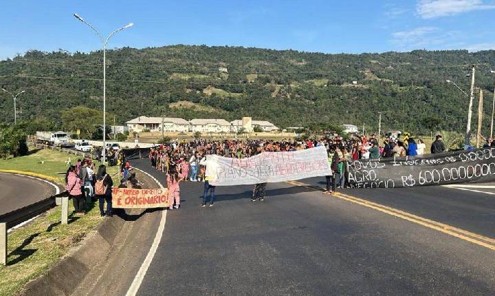 Protesto indígena bloqueia SC-480 em Chapecó