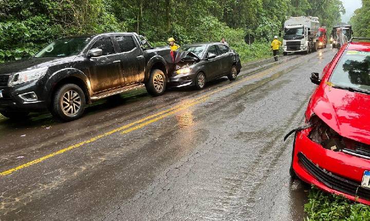 Quatro veículos se envolvem em acidente na SC-283 em Arvoredo