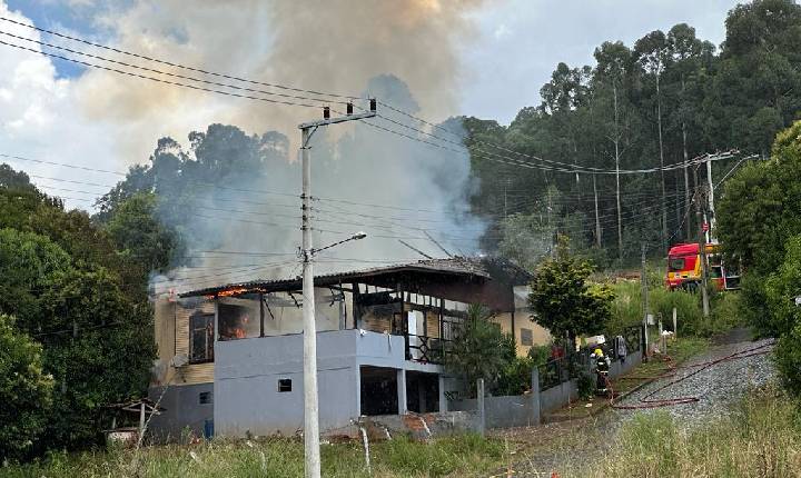 Residência é a atingida por incêndio em Ponte Serrada